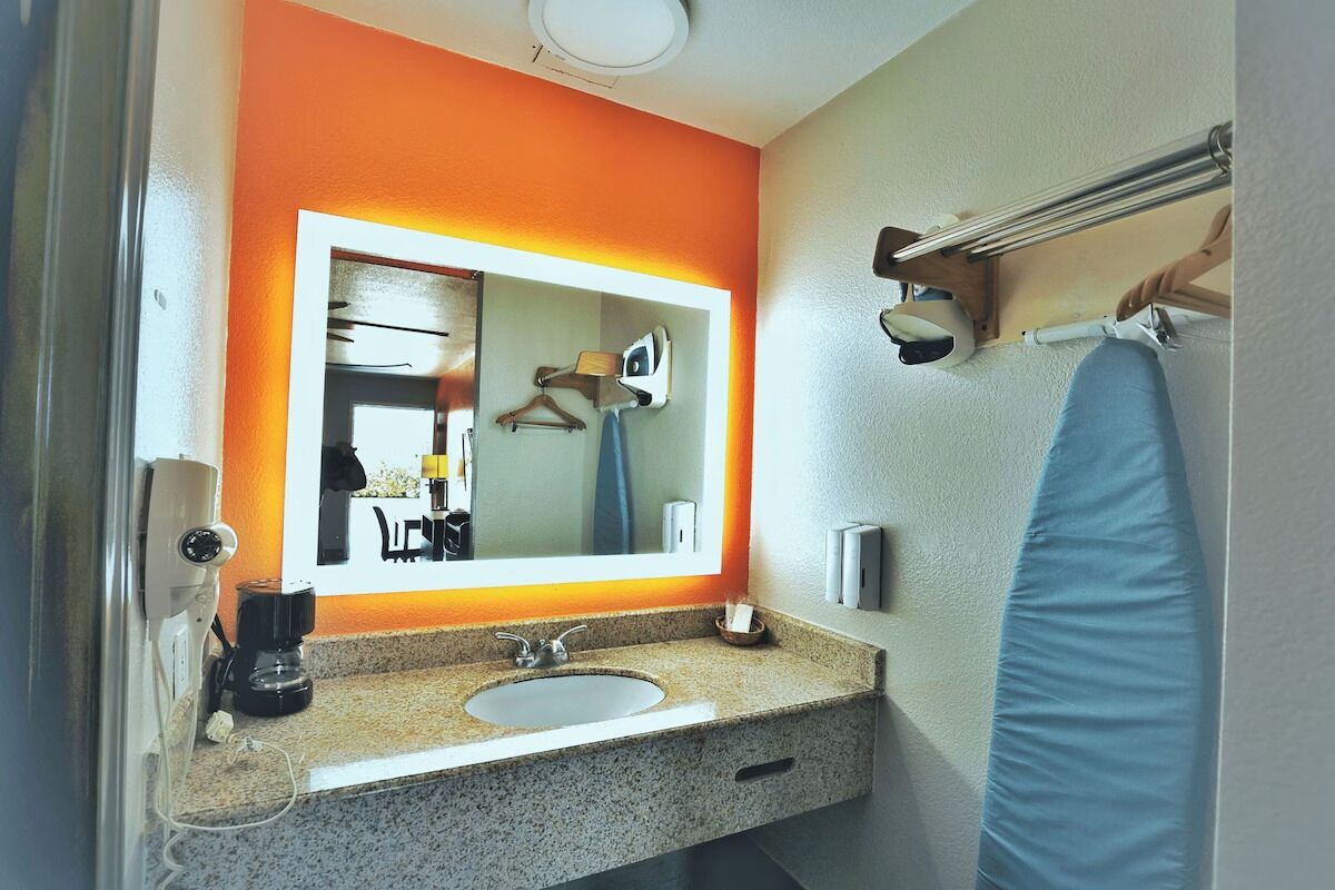 Scottish Inns & Suites Shenandoah Woodlands Mall, Two Queen Room, Free Parking - The Woodlands, TX