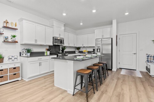 The "Ashtyn" New 4-bdrm townhome in Eagle w/Pool, WiFi, A/C and 2 car Garage!!