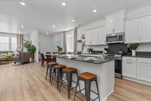 Een koelkast, een microgolfoven, een oven, een kookplaat