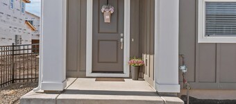 New 4-bedroom townhome w/Pool and 2 car garage in welcoming Eagle with AC, WiFi.