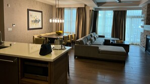 Ein modernes Wohnzimmer mit Sofa, Essbereich und Küche.