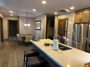 Mikrobølgeovn, ovn, kokeplater og oppvaskmaskin