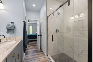 Dusche, Haartrockner, Handtücher, Seife