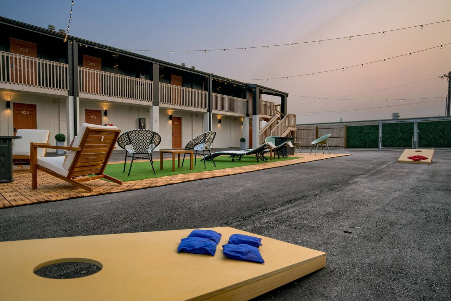 Un hotel con terraza y zona de piscina.