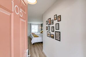 1 slaapkamer, een bureau, beddengoed