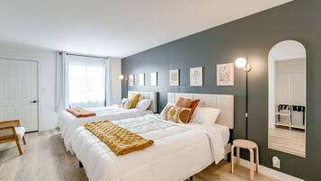 1 slaapkamer, een bureau, beddengoed