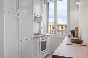 Ofen, Herdplatte, Hochstuhl, Kochgeschirr/Geschirr/Besteck