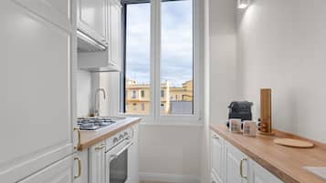 Horno, parrilla de estufa, periquera y utensilios de cocina