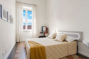 2 chambres, bureau, fer et planche à repasser, lit de bébé portatif