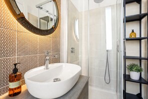 Dusche, Haartrockner, Bidet, Handtücher