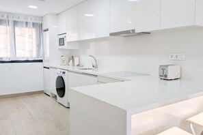 Mikrobølgeovn, ovn, kokeplater og oppvaskmaskin