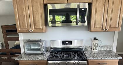 Charming 3-bedroom country house with WiFi, AC in Chauvin