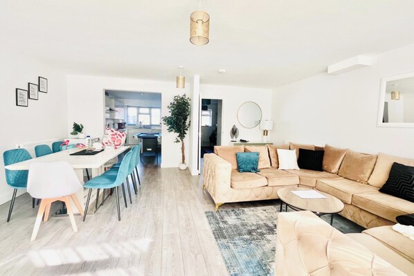 Living area - House - Sleeps 12 - Hot tub - Pool Table - Parking (Canterbury)