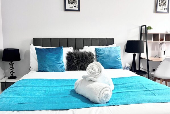 5 bedrooms, free WiFi, bed sheets - House - Sleeps 12 - Hot tub - Pool Table - Parking (Canterbury)