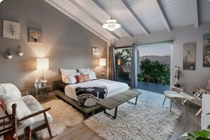 4 slaapkamers, een bureau, een strijkplank/strijkijzer, reisbedje