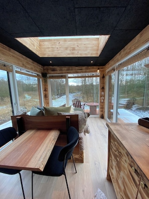 Deluxe cottage, 1 queensize bed, sauna, uitzicht op meer | Woonruimte | Boeken