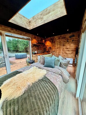 Deluxe Cottage, 1 Queen Bed, Sauna, Lake View | Free WiFi, bed sheets