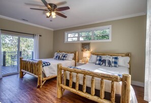 3 bedrooms, iron/ironing board, free WiFi, bed sheets - GREAT CABIN WITH BEAUTIFUL VIEWS-SLEEPS 10 (Gatlinburg)