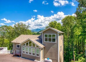 Exterior - GREAT CABIN WITH BEAUTIFUL VIEWS-SLEEPS 10 (Gatlinburg)