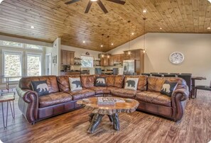 Smart TV, fireplace, video games, table tennis - GREAT CABIN WITH BEAUTIFUL VIEWS-SLEEPS 10 (Gatlinburg)
