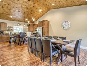 Dining - GREAT CABIN WITH BEAUTIFUL VIEWS-SLEEPS 10 (Gatlinburg)