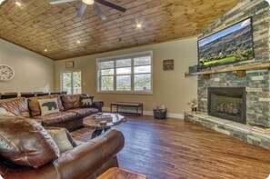 Smart TV, fireplace, video games, ping pong - GREAT CABIN WITH BEAUTIFUL VIEWS-SLEEPS 10 (Gatlinburg)