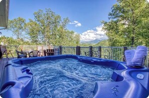 Outdoor spa tub - GREAT CABIN WITH BEAUTIFUL VIEWS-SLEEPS 10 (Gatlinburg)
