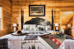 3 soverom, skrivebord, strykejern/-brett og reiseseng for barn