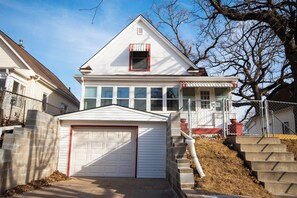 Exterior - Spacious 5-bedroom house with Wi-Fi and washer/dryer in convenient South Omaha (Omaha)