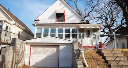 Spacious 5-bedroom house with Wi-Fi and washer/dryer in convenient South Omaha