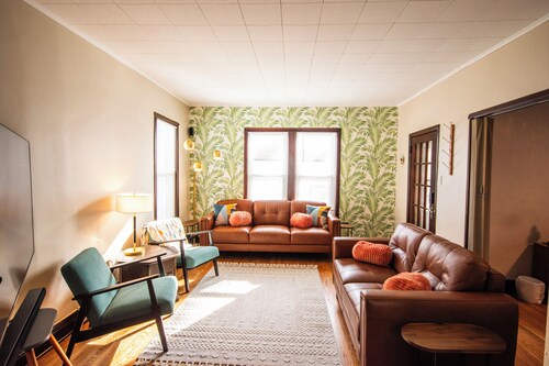 Spacious 5-bedroom house with Wi-Fi and washer/dryer in convenient South Omaha