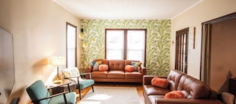 Spacious 5-bedroom house with Wi-Fi and washer/dryer in convenient South Omaha