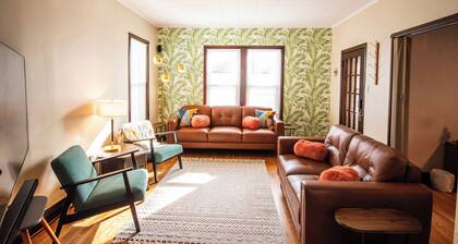 Spacious 5-bedroom house with Wi-Fi and washer/dryer in convenient South Omaha