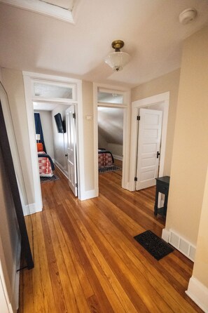 5 soverom, skrivebord, strykejern/-brett og wi-fi (inkludert)