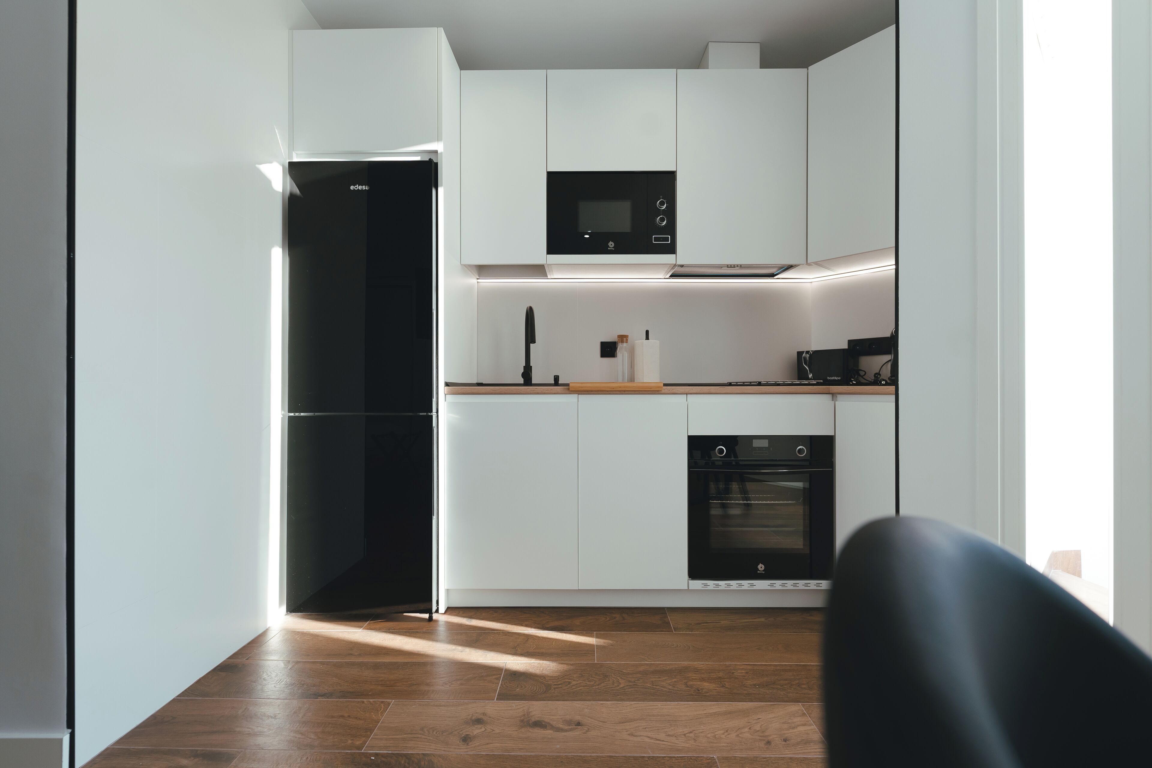 Microondas, horno, placa de cocina y lavavajillas