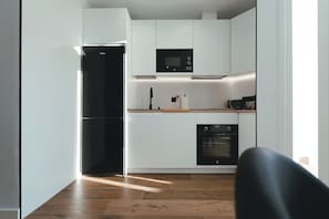 Mikrobølgeovn, ovn, kokeplater og oppvaskmaskin