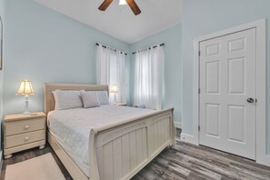 4 dormitorios, tabla de planchar con plancha, cuna de viaje