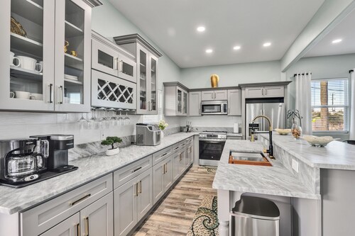 Beautiful house in Galveston with nearby attractions that's pet-friendly.