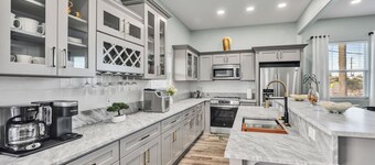 Beautiful house in Galveston with nearby attractions that's pet-friendly.