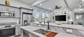 Beautiful house in Galveston with nearby attractions that's pet-friendly.