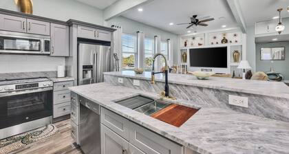 Beautiful house in Galveston with nearby attractions that's pet-friendly.