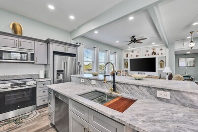 Beautiful house in Galveston with nearby attractions that's pet-friendly.