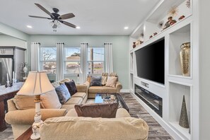 Smart TV, fireplace