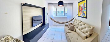 Apartamento | Área de estar | Smart TV 42 polegadas com canais digitais, Netflix, filmes pagos