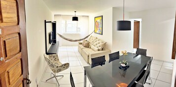 Apartamento | Área de estar | Smart TV 42 polegadas com canais digitais, Netflix, filmes pagos