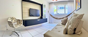 Apartamento | Área de estar | Smart TV 42 polegadas com canais digitais, Netflix, filmes pagos