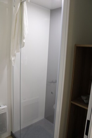Superior Double Room, Garden View | Bathroom shower