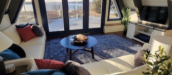 Charming 3-bedroom house on Patterson lake next to Heart River golf coarse.