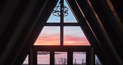 Charming 3-bedroom house on Patterson lake next to Heart River golf coarse.