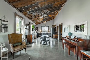 Een smart-tv en een tafeltennistafel